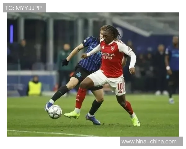 足总杯激战:AC米兰与曼城战成平局神奇扑救引发全场欢呼与转会传闻